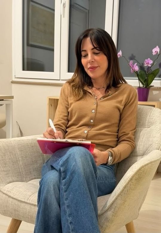 Luna Grassi in poltrona mentre prende appunti durante un colloquio