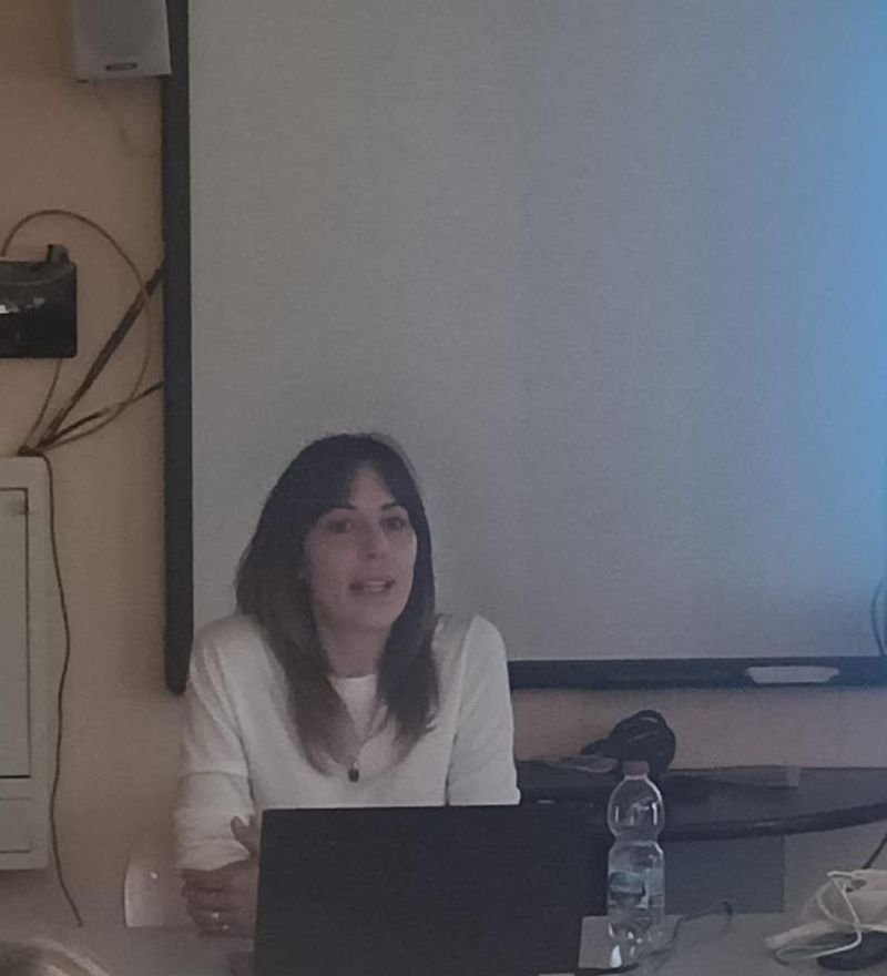 Luna Grassi relatrice durante un incontro di formazione