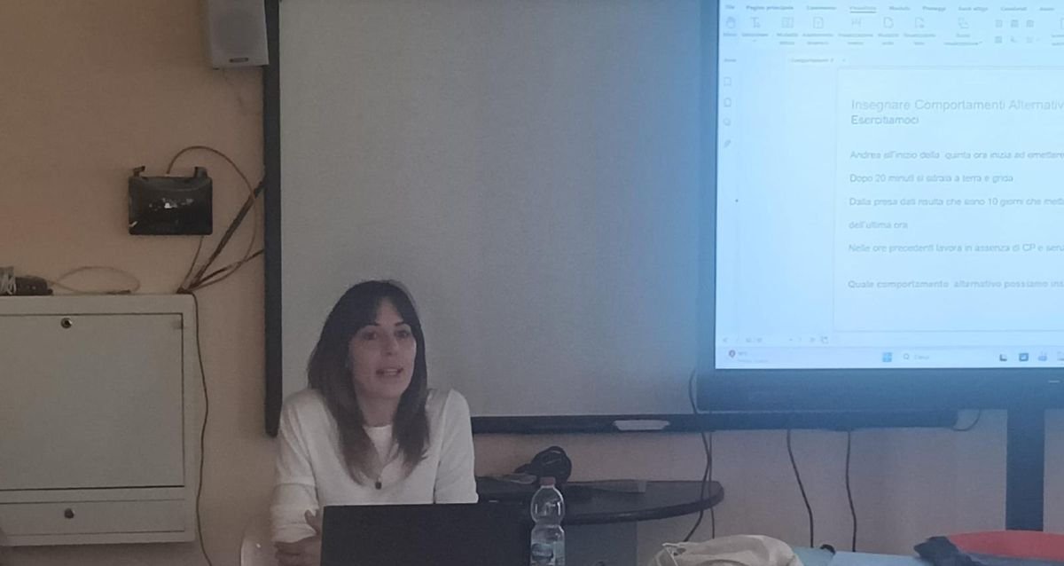 Luna Grassi relatrice in un'aula, davanti alla lavagna interattiva