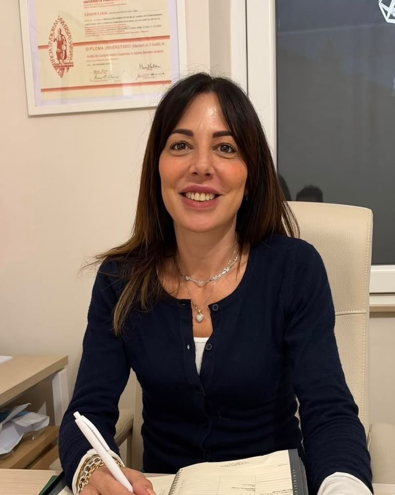 La Dott.ssa Luna Grassi alla scrivania del suo studio a Terni
