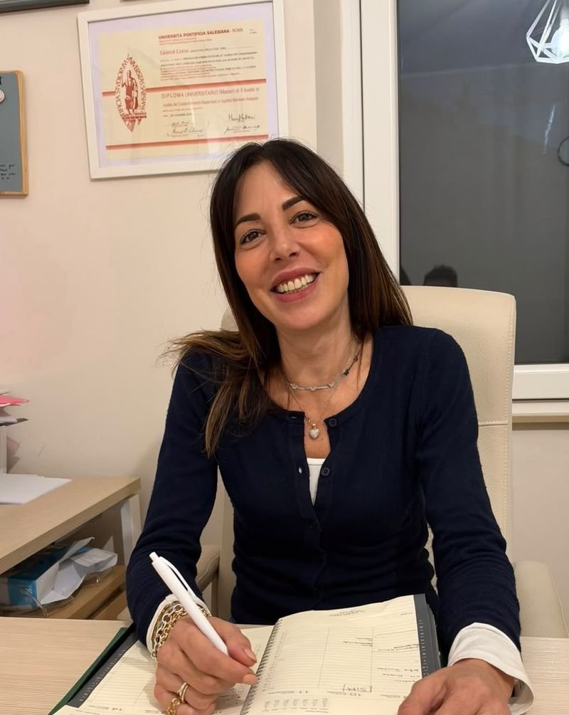 La Dott.ssa Luna Grassi, psicologa a Terni, sorridente alla scrivania del suo studio